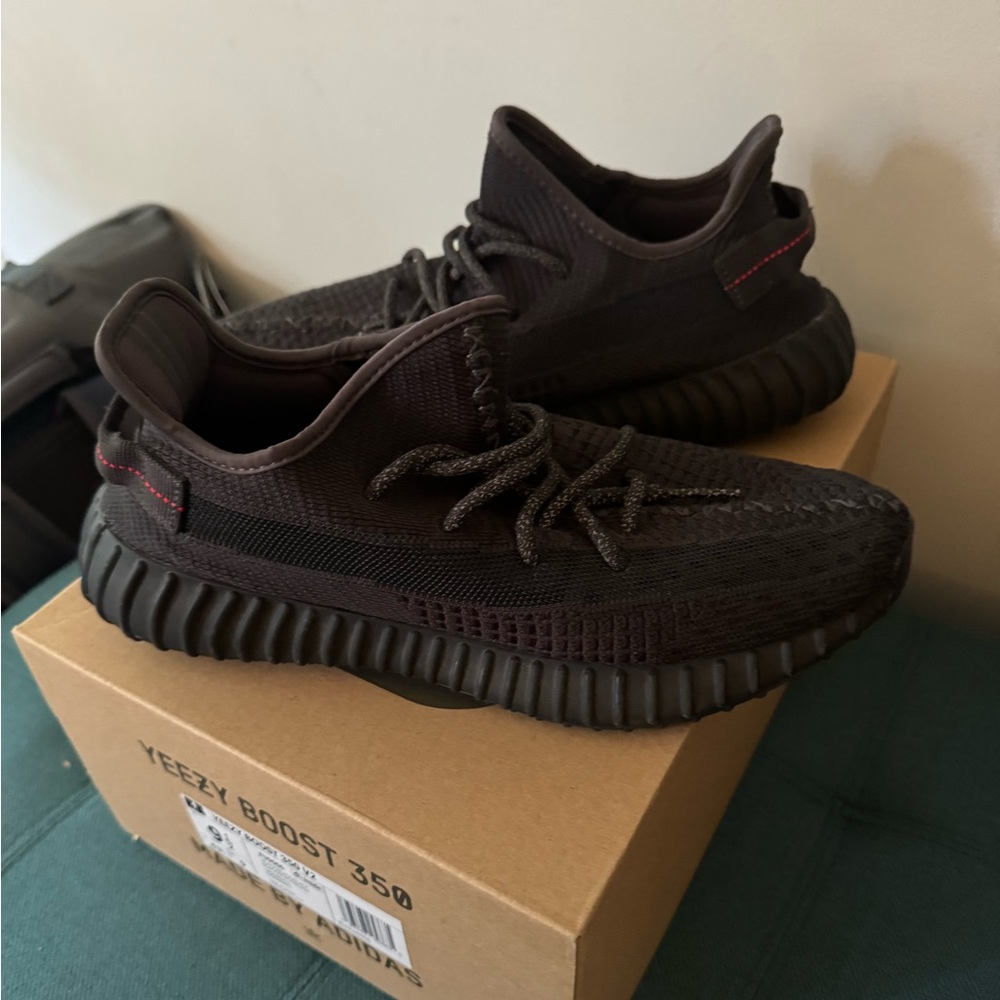 Men’s Yeezy Boost 350 v2 - size 9.5